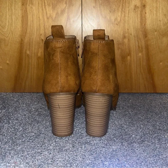Express Women’s Tan Velvety Heeled Ankle Boots with 3 Inch Heel- Size 8. - Picture 3 of 4